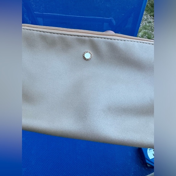 🔥Emirates Airline Business Class Bvlgari Ominia Make Up Bag Travel Case Gold - Picture 6 of 16